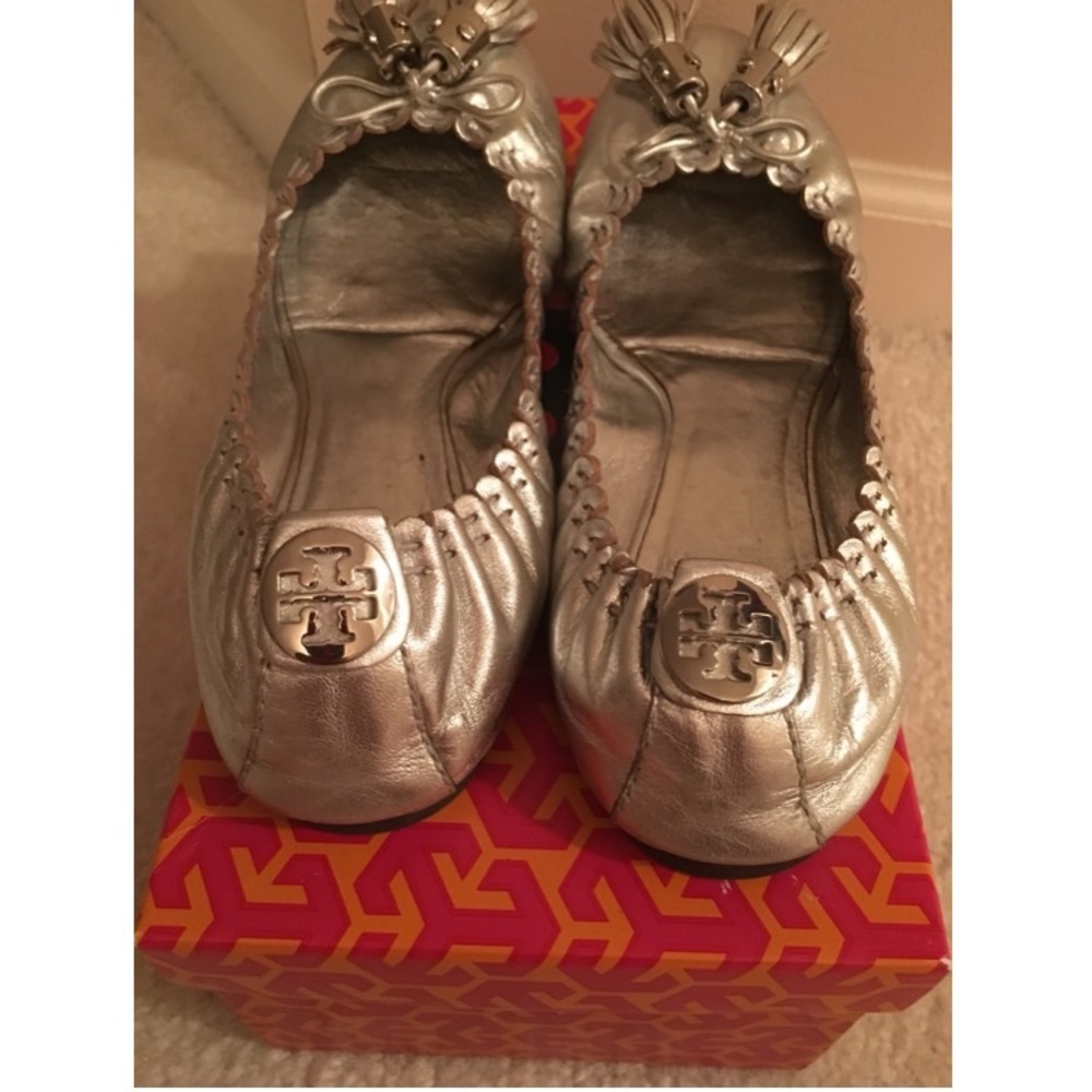 Tory Burch Metallic Flats. 6.5. Silver. - Picture 3 of 6